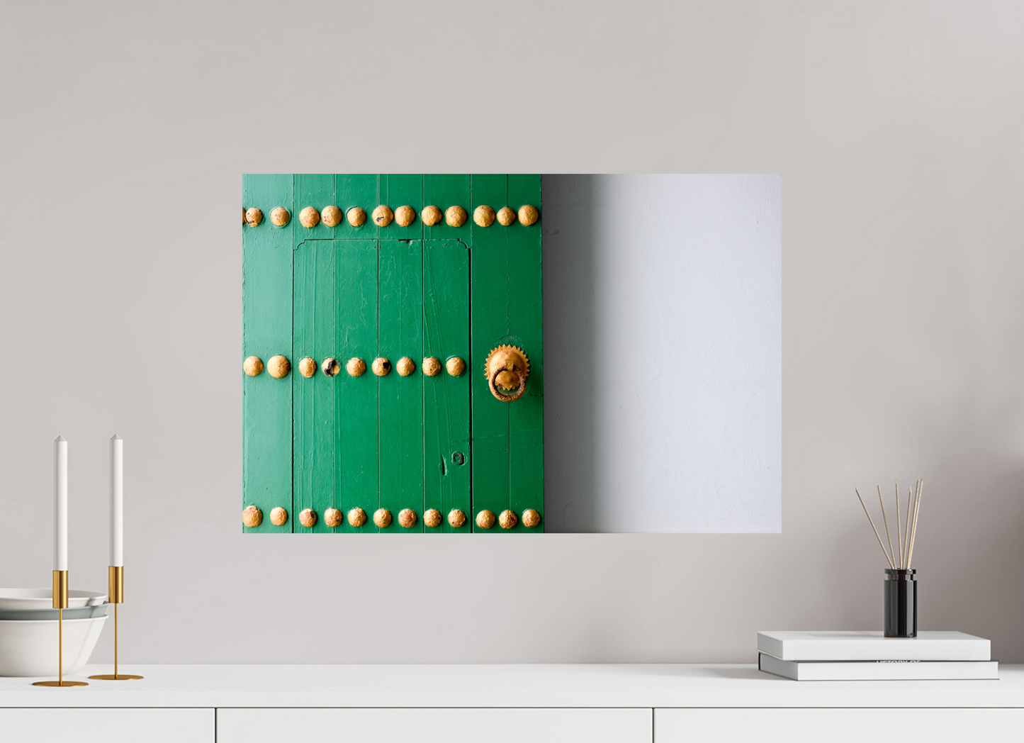 Minimalisme Marocain en vert et blanc avec les photos de Sarah Varlet prises à Assilah. Commandez vos poster photos sur papier premium ou sur plexi!