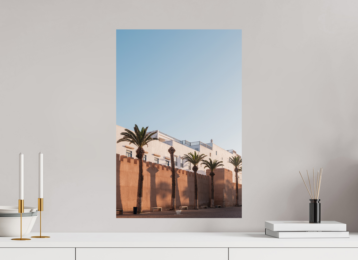 Photographe Sarah Varlet Décoration Print Affiche Poster Essaouira Maroc Rue Blanc Minimalisme remparts palmiers ocre
