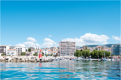 Photographie de Toulon prise depuis la mer