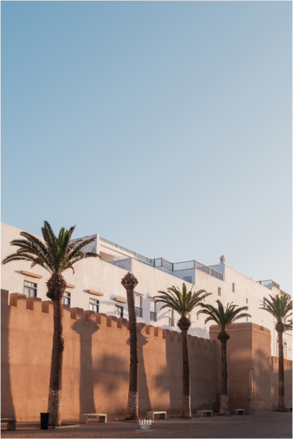 Photographe Sarah Varlet Décoration Print Affiche Poster Essaouira Maroc Rue Blanc Minimalisme  remparts palmiers ocre