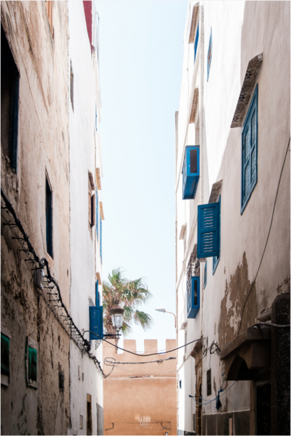 Photographe Sarah Varlet Décoration Print Affiche Poster Essaouira Maroc Rue Blanc et bleu Minimalisme Chat rempart ocre