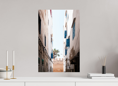 Photographe Sarah Varlet Décoration Print Affiche Poster Essaouira Maroc Rue Blanc et bleu Minimalisme Chat rempart ocre