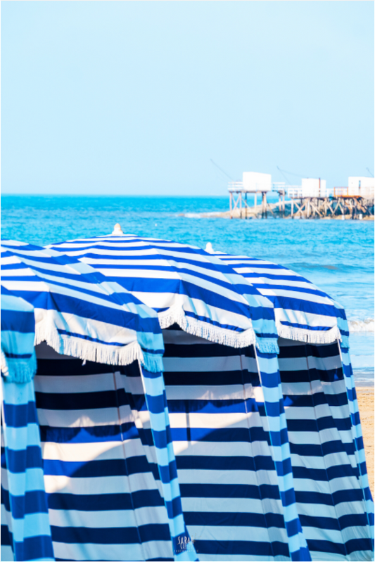 Photographie tente de plage bleu et blanche en Vendée Sarah Varlet