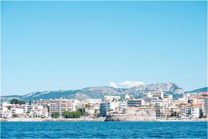 Photographie de Toulon prise depuis la mer