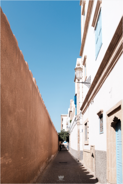 Photographe Sarah Varlet Décoration Print Affiche Poster Essaouira Maroc Rue Blanc et bleu Minimalisme