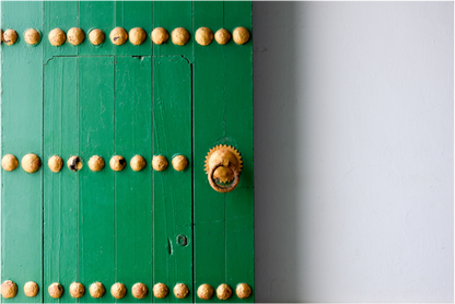 Minimalisme Marocain en vert et blanc avec les photos de Sarah Varlet prises à Assilah. Commandez vos poster photos sur papier premium ou sur plexi!