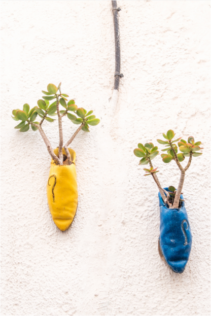 Photographe Sarah Varlet Décoration Print Affiche Poster Essaouira Maroc Rue Blanc et bleu Minimalisme babouches