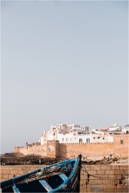 Photographe Sarah Varlet Décoration Print Affiche Poster Essaouira Maroc Coucher de soleil Barque Bleue