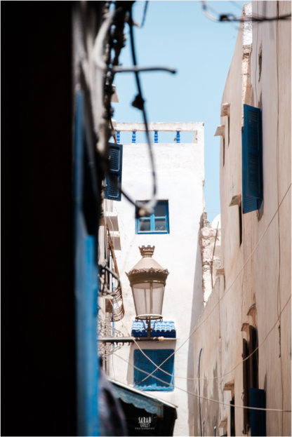 Photographe Sarah Varlet Décoration Print Affiche Poster Essaouira Maroc Rue Blanc et bleu