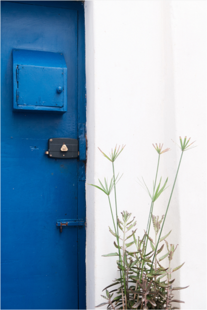 Photographe Sarah Varlet Décoration Print Affiche Poster Essaouira Maroc Rue Blanc et bleu Minimalisme Porte Bleue