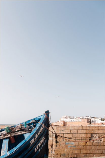 Photographe Sarah Varlet Décoration Print Affiche Poster Essaouira Maroc Coucher de soleil Barque Bleue